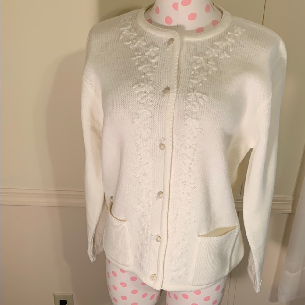 Elegant White Knit Sweater Size Medium Petite NEW Flower design Front pockets